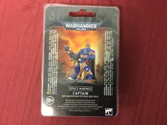Warhammer 40k Space Marines: Captain with Bolt Rifle