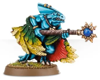 Skink Priest con capa emplumada