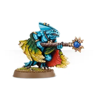 Skink Priest con capa emplumada