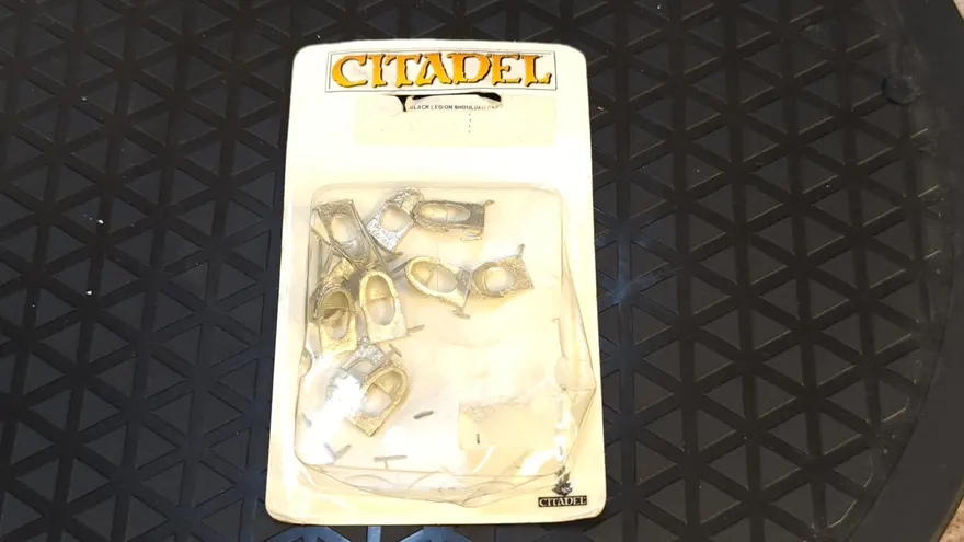 Warhammer 40k Chaos Space Marine Black Legion Shoulder Pads (OOP Metal) x1