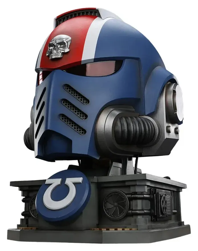 Warhammer 40,000: Space Marine 2 Replica Ultramarines Lieutenant Titus Hjälm med Displayställ 44 cm